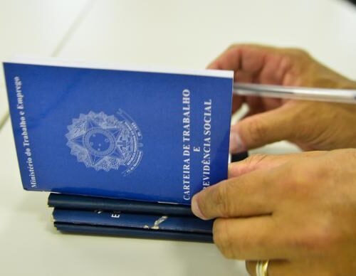 Taxa de desemprego cai para 6,8% no país no 2º trimestre, diz IBGE