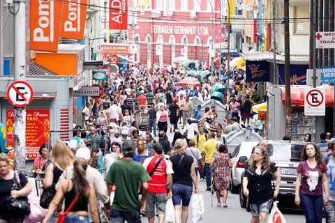 Varejo brasileiro cresce 0,9% em novembro, diz IBGE