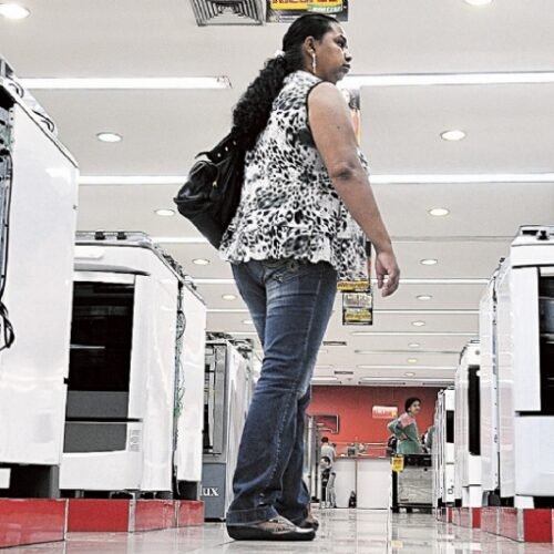 Confiança do consumidor tem em abril primeira alta do ano, de 3,3%