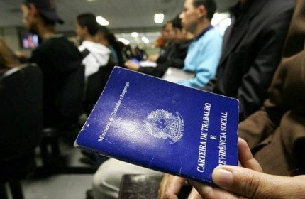 Desemprego fica em 11,2% no trimestre encerrado em abril, diz IBGE