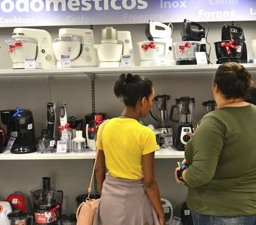 Comércio varejista recua 2% em dezembro e fecha 2016 com queda de 6,2%