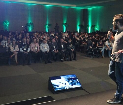Foco na ação e na reinvenção é destaque em painel de jovens empresários