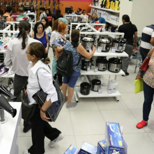 Após dois anos, comércio volta a crescer e fecha 2017 em alta de 2%