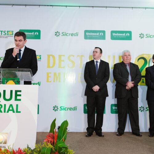 Homenagens e muita emoção marcam cerimônia de premiação do Destaque Empresarial ACITS
