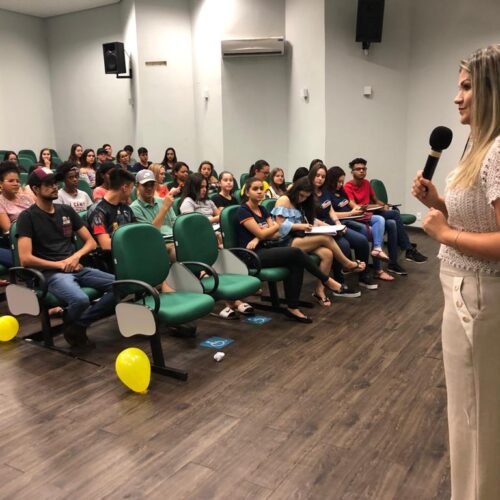 Palestra sobre prevenção do suicídio atrai jovens para o Cine Pipoca, em ACITS