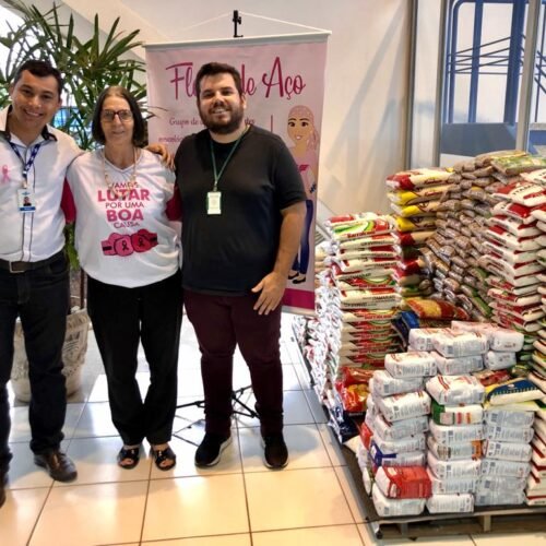 SEBRAE e ACITS entregam uma tonelada de alimentos ao grupo Flores de Aço