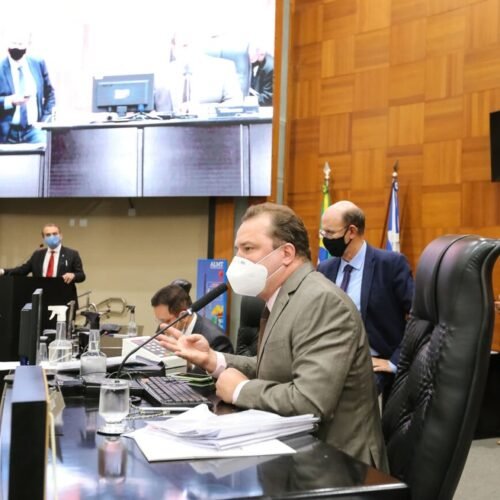 Deputados rejeitam projeto de lei para antecipar feriados, proposto pelo Governo de Mato Grosso